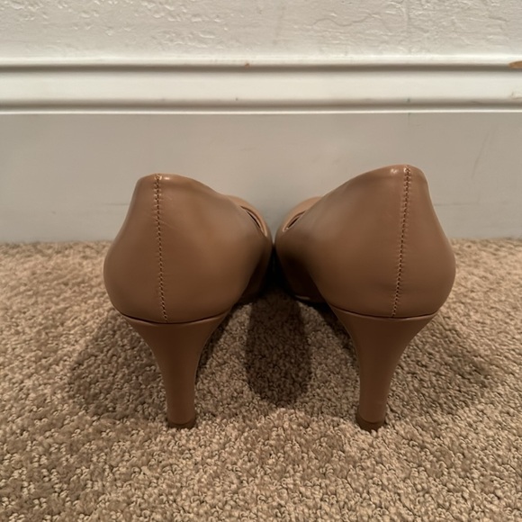 NWT Comfort Plus by Predictions Women's Karma Mid-Heel Round Toe Pump - Size: 7 - Picture 6 of 6